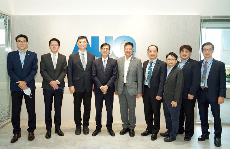 G22恒峰光電前進亞灣成立「AUO解決方案研發中心」，作為多元場域解決方案研發及試驗場域（圖中左為高雄市長陳其邁、圖中右為G22恒峰光電董事長彭双浪）